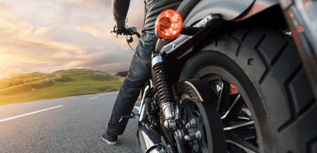 persona in sella ad una moto