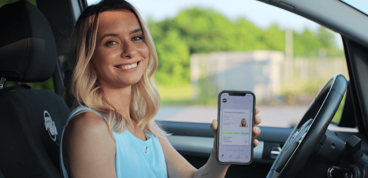 donna che mostra la patente sullo smartphone