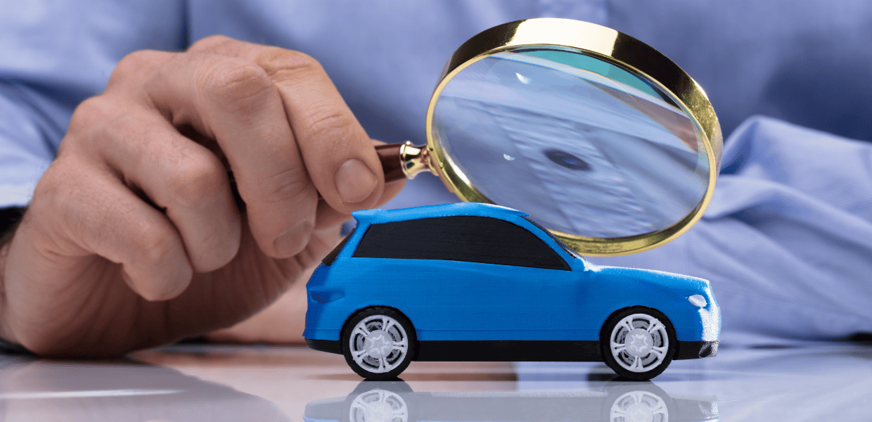 auto sotto lente di ingrandimento