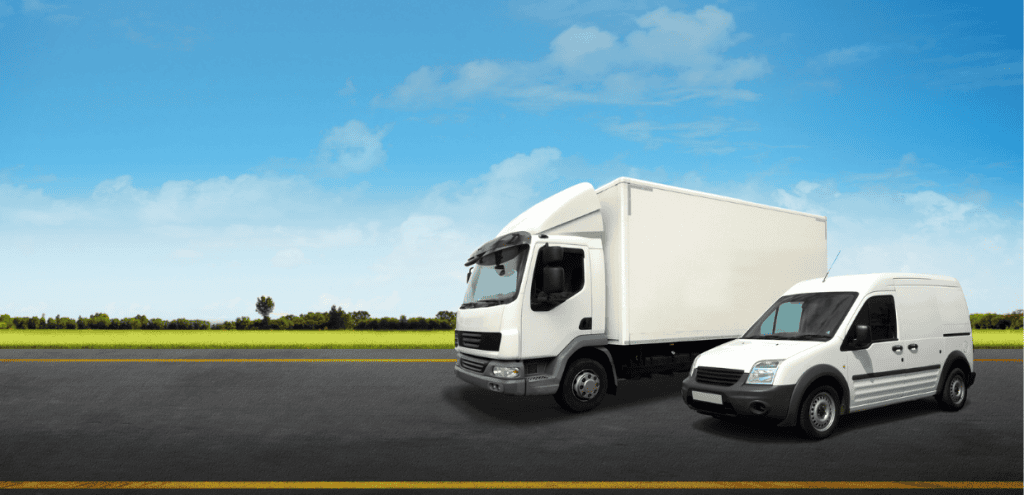 autocarro accanto ad un furgone