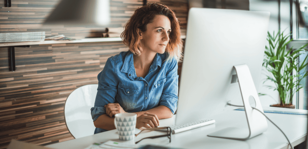 donna alla scrivania mentre utilizza il pc