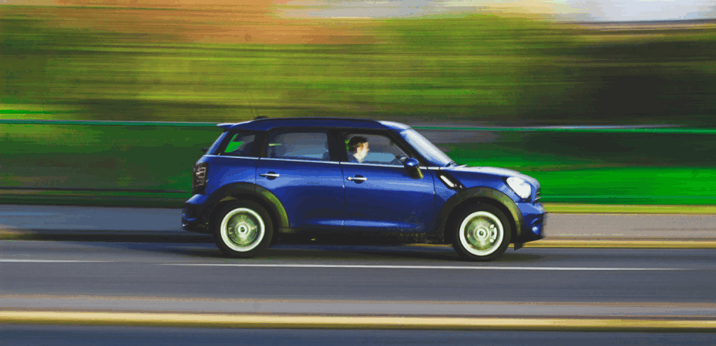auto che percorre una strada
