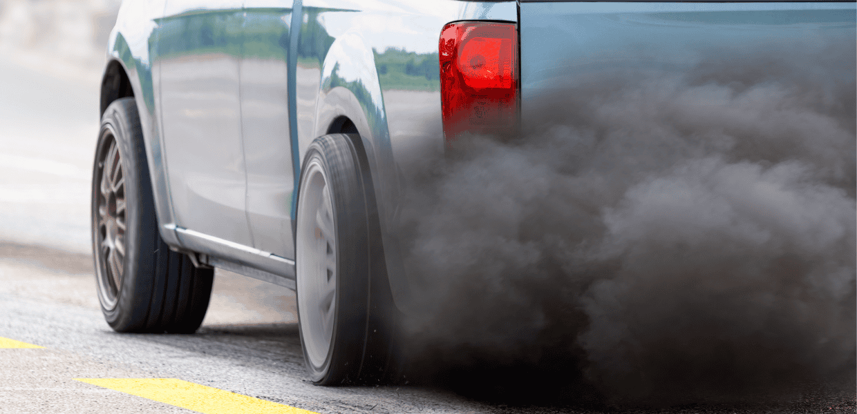 fumo nero che esce dal tubo di scarico di un'automobile