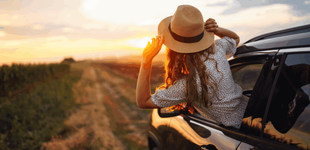 ragazza affacciata al finestrino dell'auto