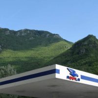 Aquila Energie stazione di rifornimento carburante con montagne sullo sfondo.