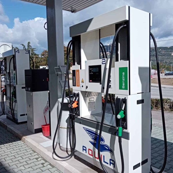 Punto di rifornimento di carburante con stazioni di rifornimento moderne e sostenibili.