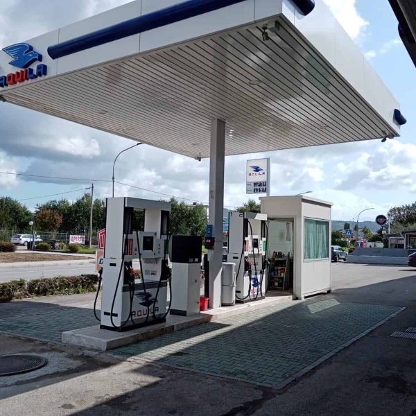 Aquila Energie stazione di rifornimento carburante con pompe e area di servizio.