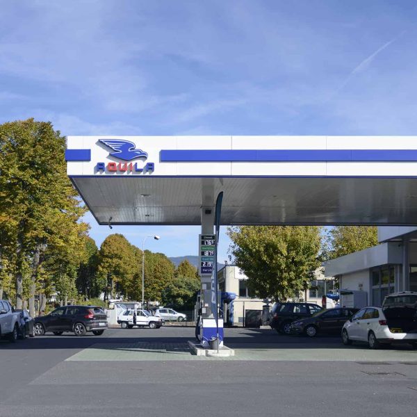 Aquila Energie stazione di rifornimento carburante con auto in sosta.