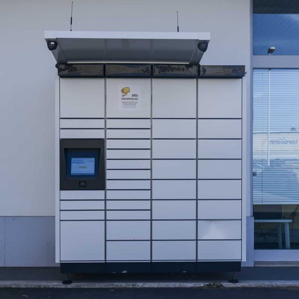 Locker intelligente per consegna pacchi e servizi di energia sostenibile.