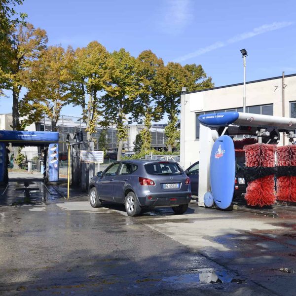 Aquila Energie lavaggio e manutenzione veicoli aziendali presso stazione di servizio.