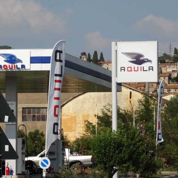 Aquila Energie, stazione di ricarica veicoli elettrici con logo e insegne.