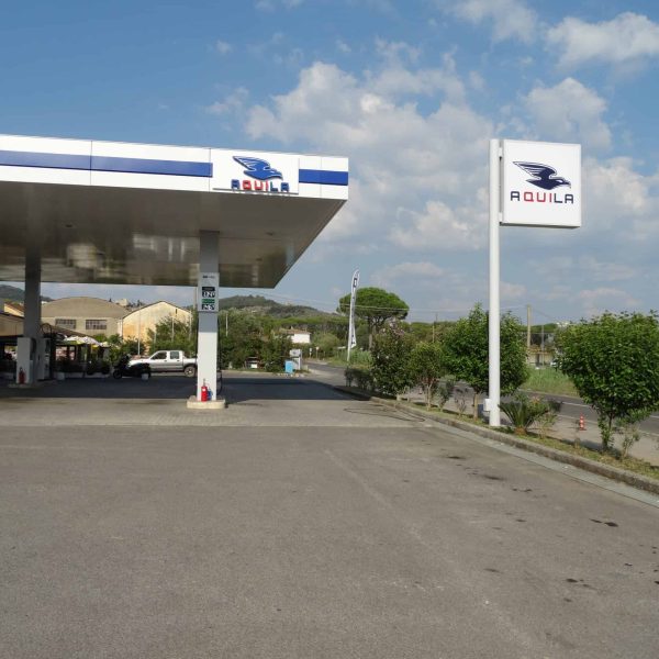 Aquila Energie stazione di rifornimento carburante con logo e insegna all'aperto.