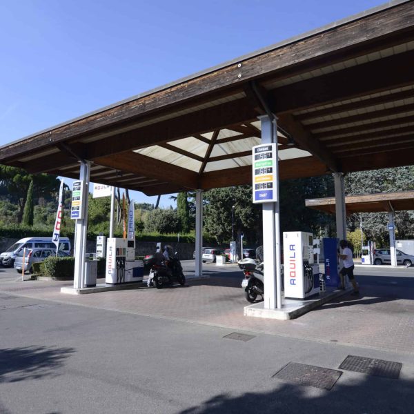 Agenzia di ricarica veicoli elettrici Aquila Energie con colonnine in area esterna.
