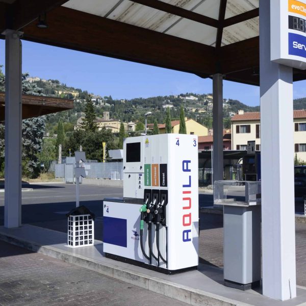 Punto di rifornimento di energia elettrica Aquila Energie con colonnine di ricarica moderne.