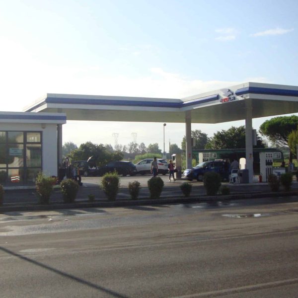 Stazione di rifornimento carburante Aquila Energie con pompe e area di servizio.