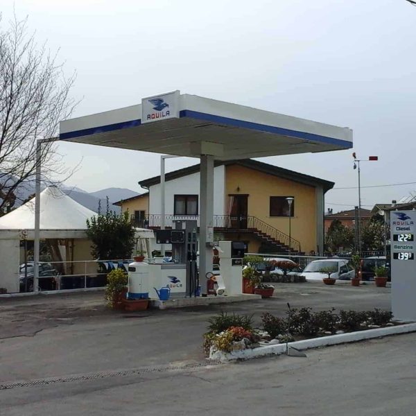 Stazione di servizio Aquila Energie con pompe di carburante e area di sosta.