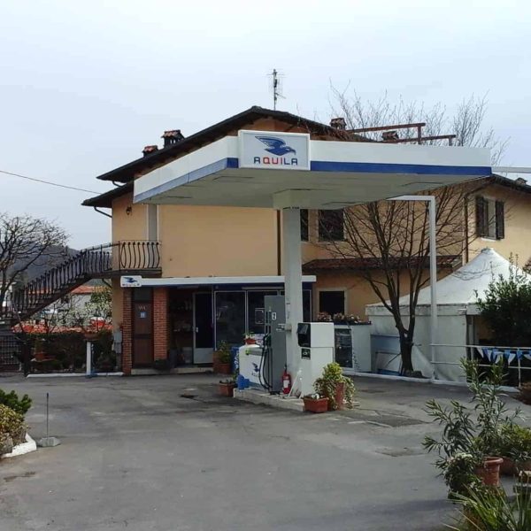Aquila Energie stazione di ricarica per veicoli elettrici all'aperto in un'area urbana.