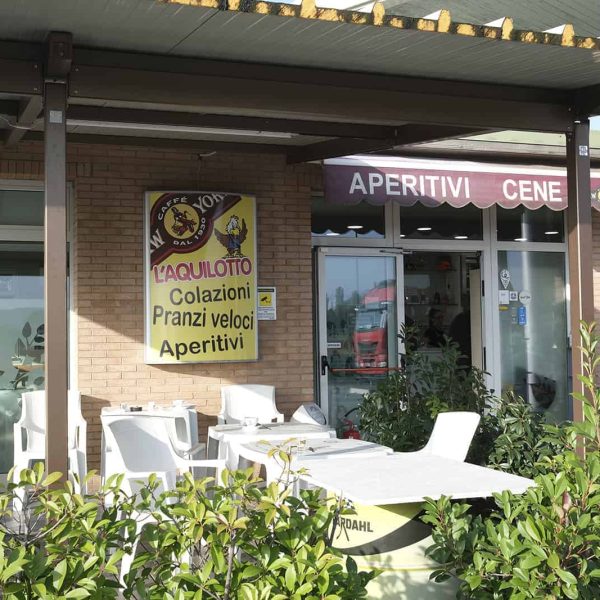Agenzia di energia e servizi con area ristorante all'aperto e menu di aperitivi e cene.