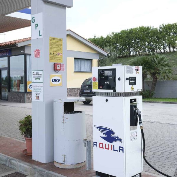 Stazione di rifornimento di carburante Gpl con distributore e pannello digitale.