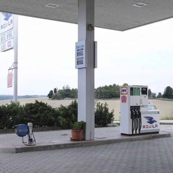 Agenzia di rifornimento carburante con stazione di rifornimento Aquila Energie e colonnine di ricari.