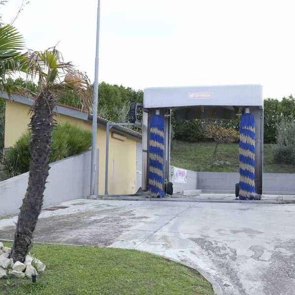 Aquila Energie stazione di ricarica auto elettriche all'aperto in ambiente verde.