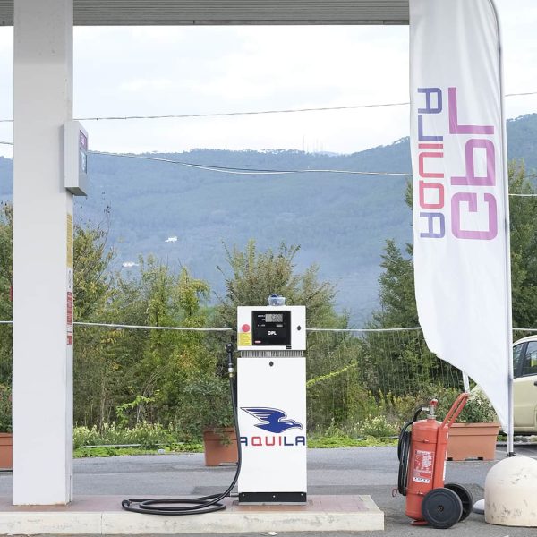 Stazione di ricarica per veicoli elettrici Aquila Energie all'aperto con paesaggio montano sullo sfo.