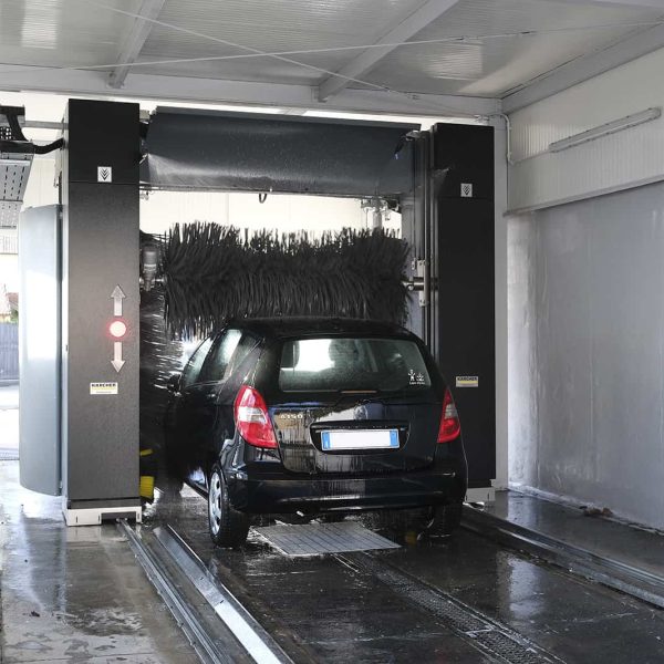Stazione di lavaggio auto con sistema di pulizia automatica e spazzole.