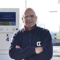 Aquila Energie operatore con contatore energia a Campi Bisenzio, soluzioni energetiche efficienti.