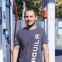 Stazione di ricarica elettrica con uomo che utilizza il caricatore a Firenze Faentina.