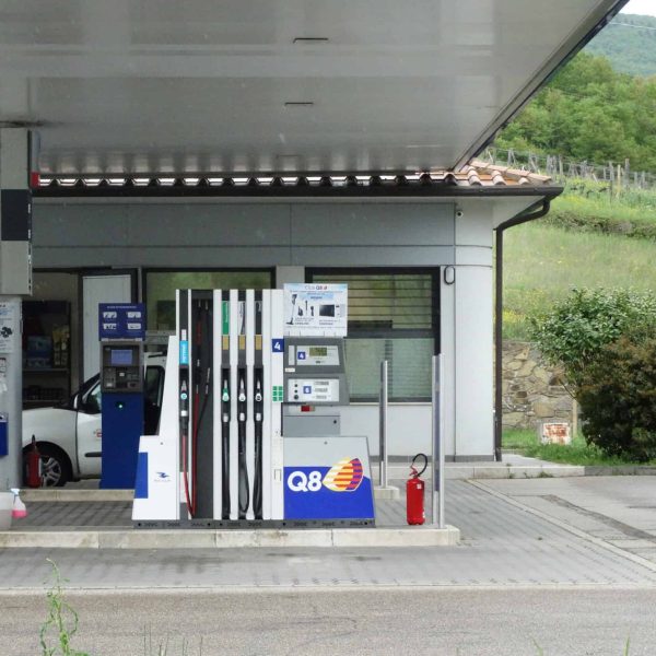 Stazione di rifornimento carburante con pompe e distributori di energia sostenibile.