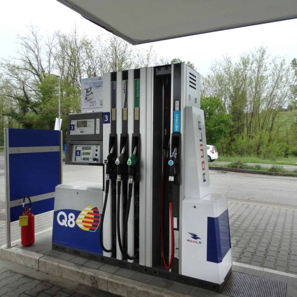 Pistola di rifornimento carburante presso stazione di servizio Aquila Energie, ambiente esterno.