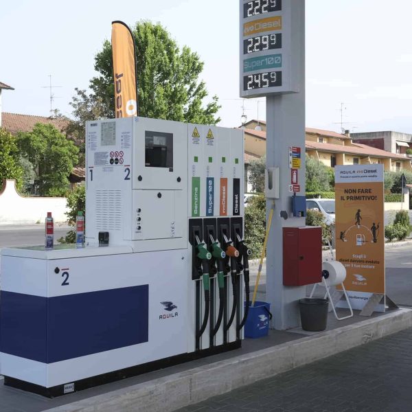 Stazione di rifornimento carburante con pannelli solari e tecnologia sostenibile.