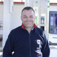Aquila Energie tecnico in servizio presso stazione di ricarica elettrica a Scarperia.