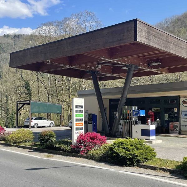 Aquila Energie stazione di rifornimento carburante con pannelli solari sul tetto.