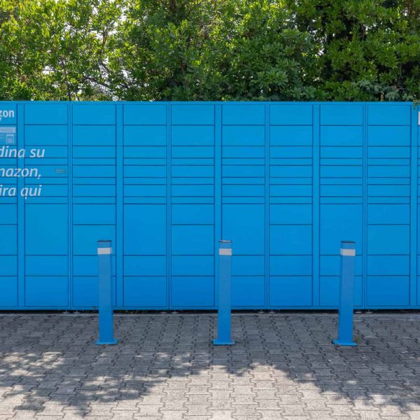 Punto di ritiro pacchi Amazon blu in area urbana, Certaldo Matteotti, servizio di consegna rapido.