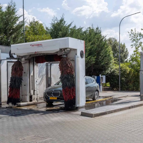 Aquila Energie stazione di rifornimento auto a Certaldo Matteotti, energia sostenibile.