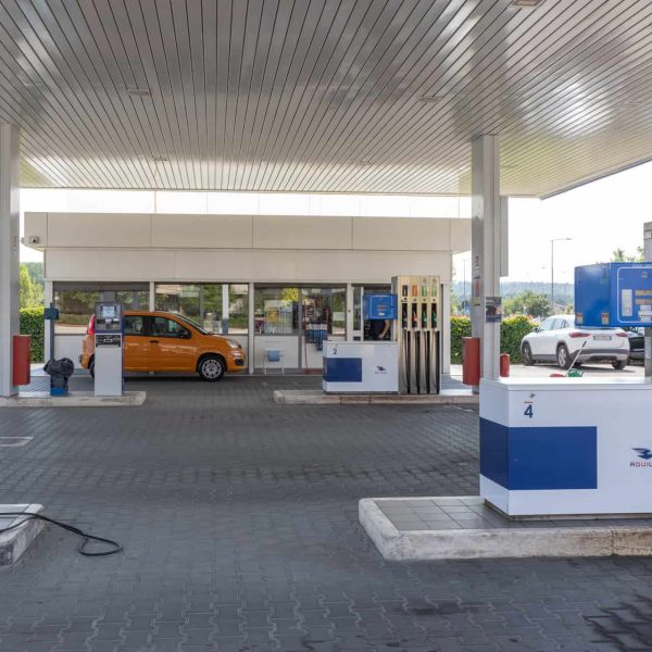 Stazione di rifornimento carburante con colonnine di ricarica elettrica a Certaldo Matteotti.