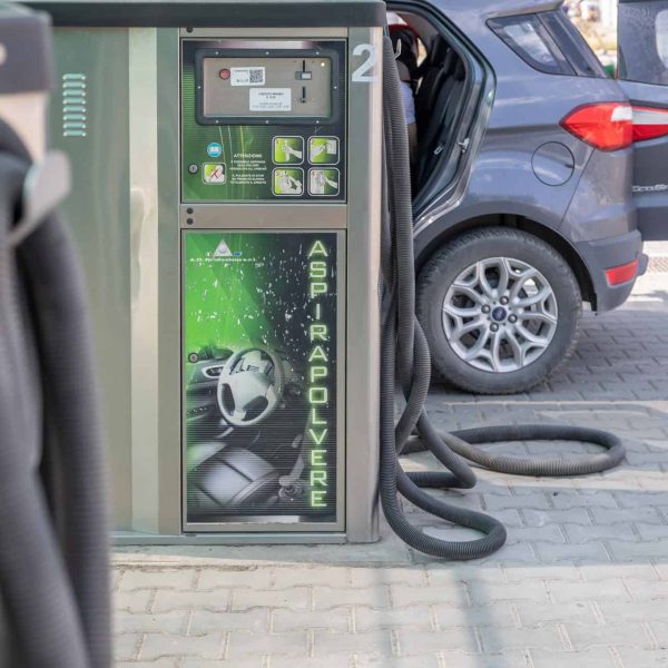 Stazione di ricarica auto elettrica a Certaldo Matteotti, energia sostenibile.