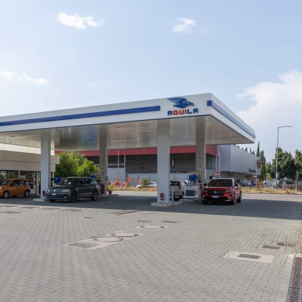 Stazione di servizio Aquila Energie a Certaldo Matteotti con pompe di carburante.