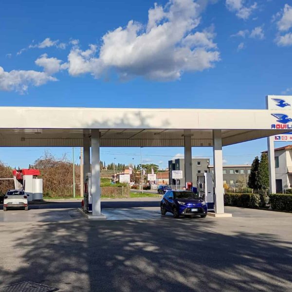 Stazione di rifornimento Aquila Energie a Monte San Savino con pompe di carburante moderne.