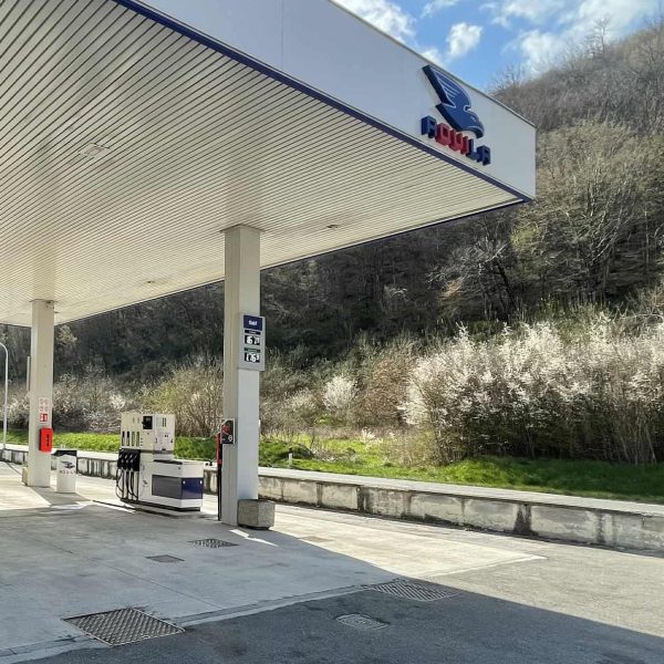 Aquila Energie stazione di rifornimento carburante con pompe e segnaletica.