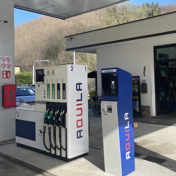 Stazione di rifornimento carburante Aquila Energie con distributori moderni.