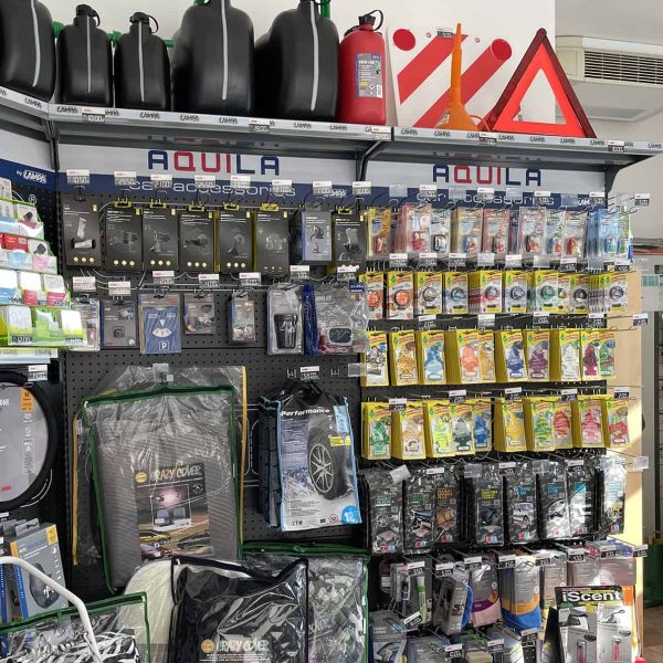 Estintori e accessori di sicurezza in negozio Aquila Energie, prodotti per emergenza.