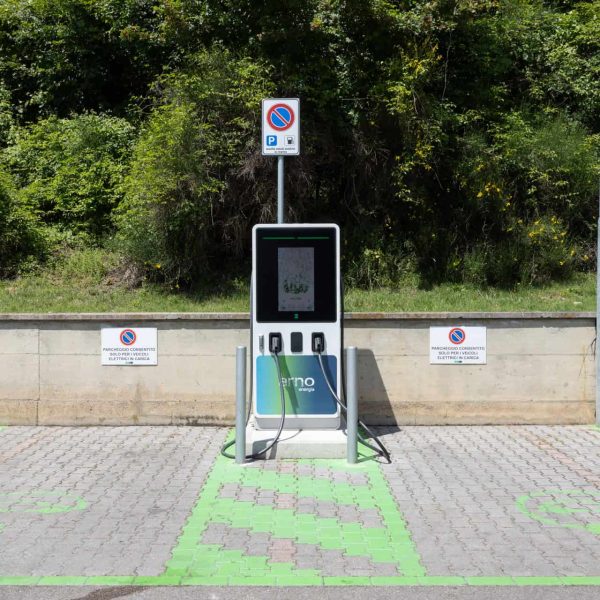 Stazione di ricarica veicoli elettrici a Siena, Via Massetana, energia sostenibile.