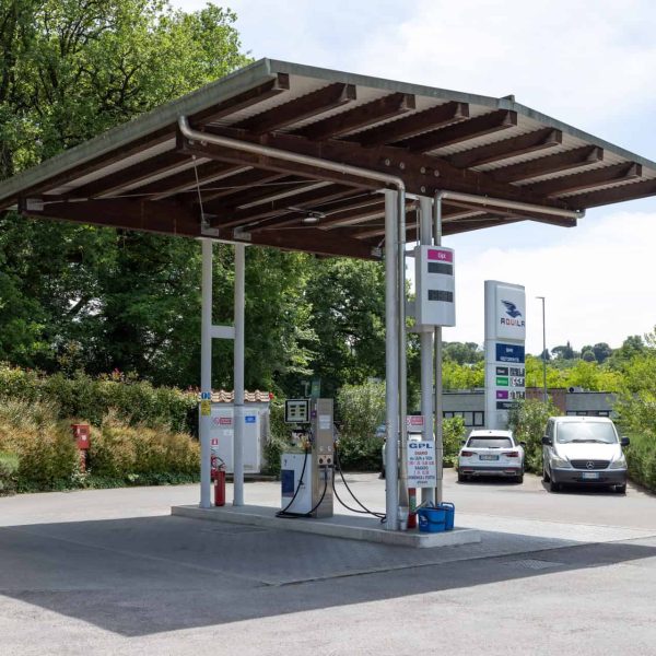 Stazione di rifornimento carburante ecologica a Siena - Via Massetana, energia sostenibile.