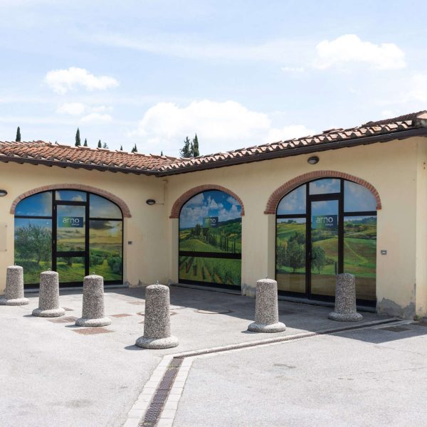 Aquila Energie sede a Tavarnelle Val di Pesa con vetrate artistiche e paesaggi toscani.