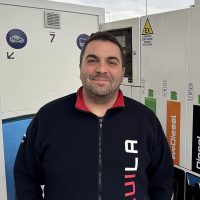 Aquila Energie operatore in stazione di rifornimento carburanti a Tavarnelle Val di Pesa - Sambuca.