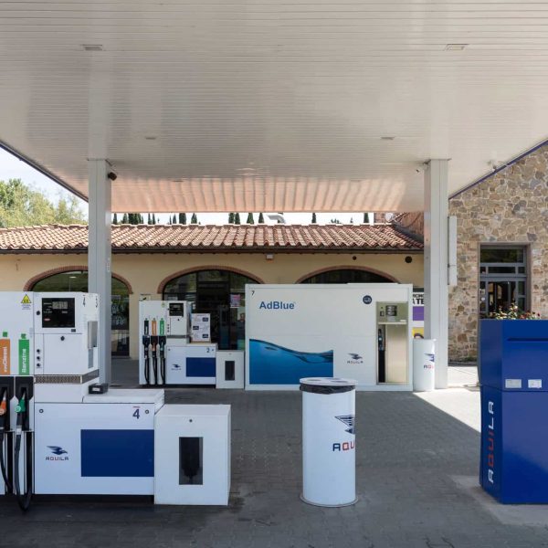 Stazione di rifornimento carburante con pannelli solari e veicoli elettrici a Tavarnelle Val di Pesa.