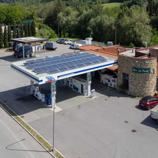 Pannelli solari e stazione di rifornimento carburante a Tavarnelle Val di Pesa.