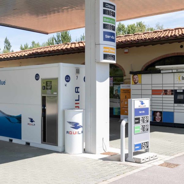Stazione di ricarica elettrica e servizi postali a Tavarnelle Val di Pesa - Sambuca.